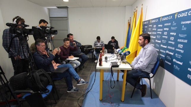 Álvaro Cervera, durante su primer entrenamiento con el Cádiz CF.