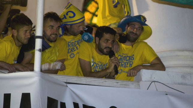 Finidi, con el famoso sombrero que recibía de la grada tras marcar un gol, recibe la felicitación de Alfonso.