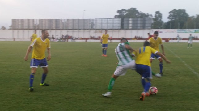 Salvi firma su nuevo contrato con el Cádiz en presencia de Cordero y Vizcaíno.