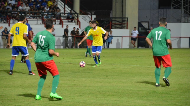 (VÍDEO) El Cádiz CF golea en Benalup con triplete de Güiza