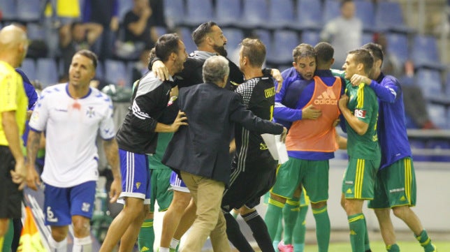 La prensa insular ignora el arbitraje, castiga a su equipo y elogia al Cádiz CF