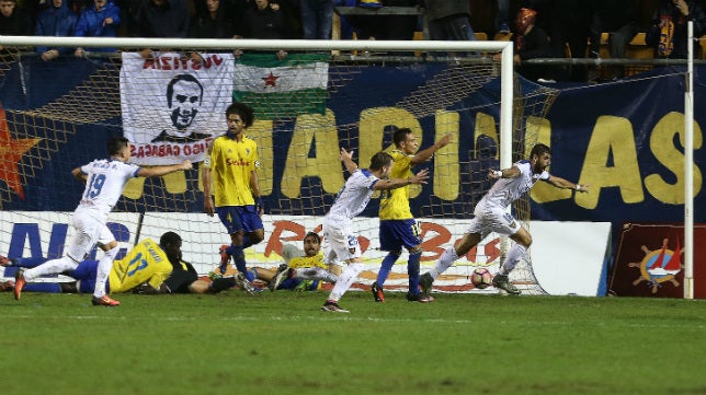 Apelación ratifica la multa al Cádiz CF por el lanzamiento de una botella en Carranza