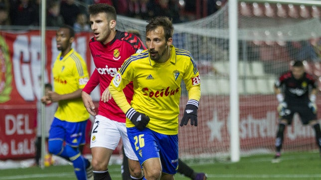 Aitor muestra su frustración durante el calentamiento y recibe el apoyo de la hinchada cadista