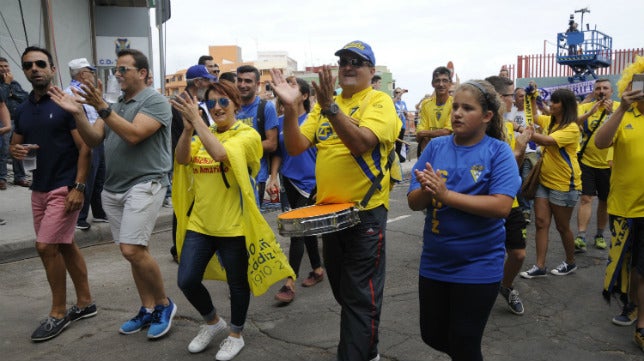 Las hinchadas de Cádiz CF y CD Tenerife, siempre unidas