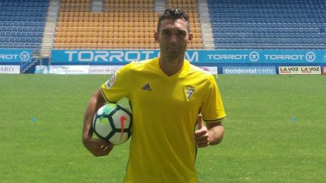 Barral: «Es el momento ideal para jugar y triunfar en el Cádiz CF»