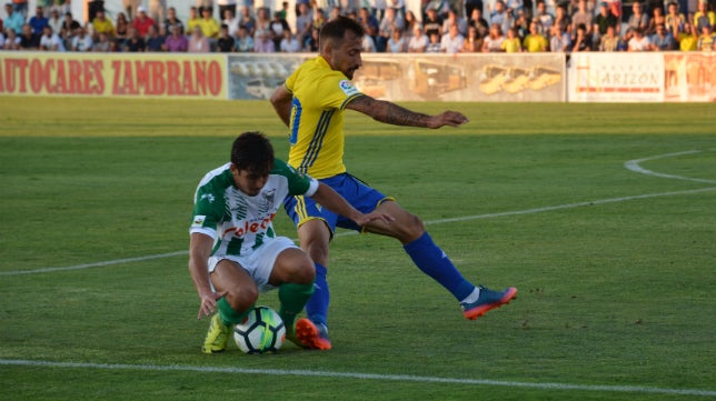 El Cádiz CF suda para ganar en El Palmar