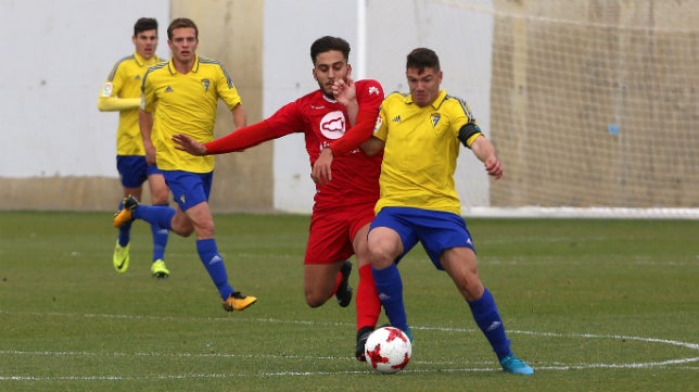 El Cádiz CF fleta autobuses para que el cadismo apoye al filial