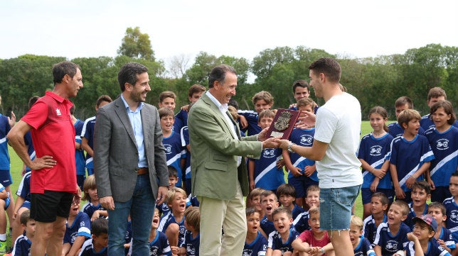 Manu Vallejo sigue recibiendo homenajes