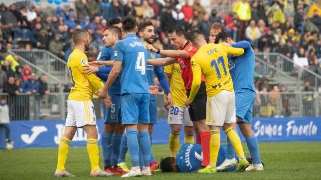 VÍDEO. Bronca final en el Fuenlabrada vs Cádiz CF con un jugador local invadiendo el césped