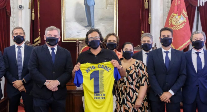 El alcalde recibe al Cádiz CF tras conseguir el ascenso a Primera