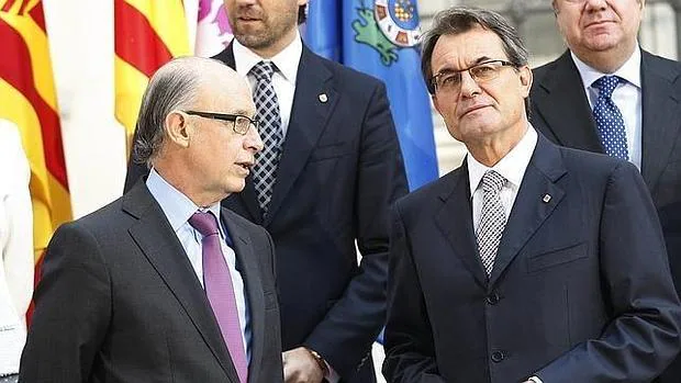 El ministro de Hacienda, Cristóbal Montoro, junto al presidente de la Generalitat, Artur Mas