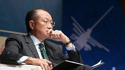 El director del Banco Mundial, Jim Yong Kim, participa en un debate sobre cambio climático