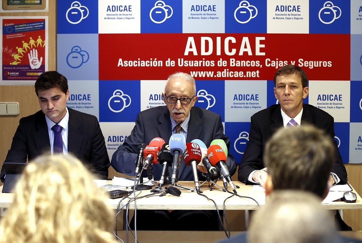 El presidente de ADICAE, Manuel Pardos (c), durante la rueda de prensa ofrecida esta mañana para valorar las últimas novedades en torno a las cláusulas suelo