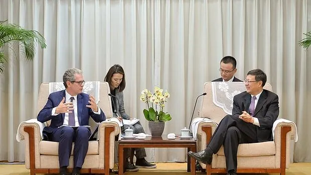 Pabloi Isla junto al ministro chino del Protección Medioambiental, Chen Ji Ning