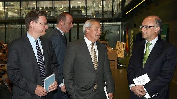 El actual responsable económico del PSOE, Jordi Sevilla, junto al exministro de Economía, Carlos Solchaga, y el ministro de Hacienda, Cristóbal Montoro