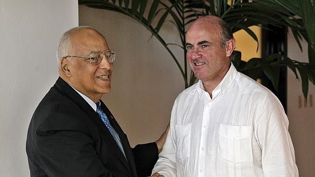 Luis de Guindos, con el vicepresidente cubano Ricardo Cabrisas