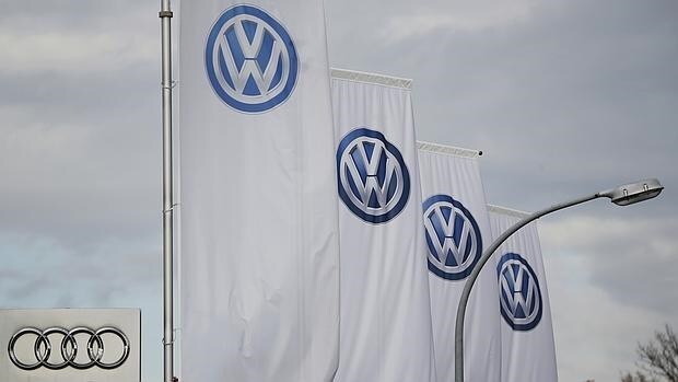 Logos de Volkswagen y Audi en un concesionario