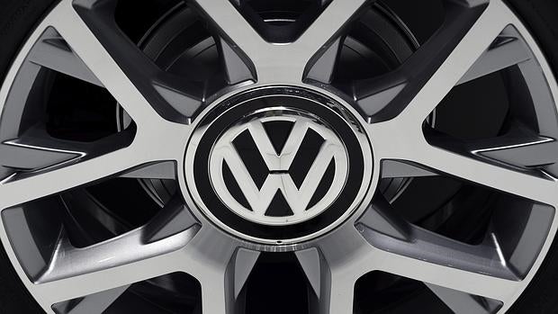 Detalle del logotipo de Volkswagen en la llanta de un coche expuesto en el Salón del Automóvil de Tokio