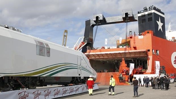 El primer AVE Talgo fabricado para Arabia Saudí en el puerto de Barcelona preparado para ser embarcado