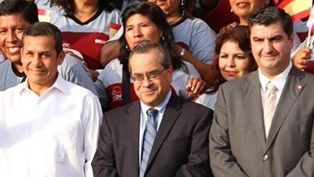 Pedro Álvarez (d), durante un encuentro con el presidente de Perú, Ollanta Humala