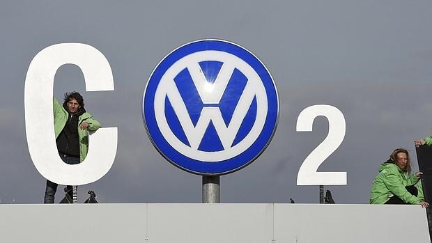 Un activista de Greenpeace protesta junto al logotipo de Volkswagen en la fábrica de Wolfsburgo (Alemania)