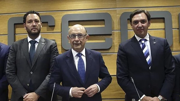El ministro de Hacienda, Cristóbal Montoro, junto al Presidente de CEAJE, Juan Merino y al Vicepresidente de CEOE, Juan Pablo Lazaro,