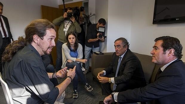 El líder de Podemos se reúne con los representantes de CEOE y Cepyme