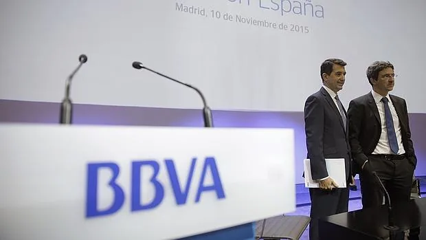 El economista jefe del Grupo BBVA, Jorge Sicilia (d), y el economista jefe de Economías Desarrolladas de BBVA Research, Rafael Doménech,