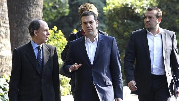 El primer ministro griego, Alexis Tsipras (c), abandona el palacio presidencial tras reunirse con el presidente, Prokopis Pavlopoulos en Atenas