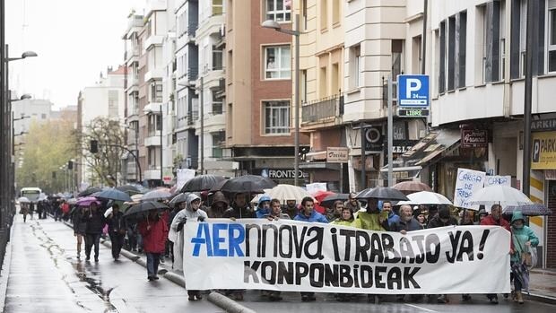Los trabajadores de la empresa aeronáutica Aernnova se han manifestado contra la intención de la empresa de hacer un ERE