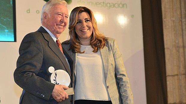 José Luis García Palacios recibe el premio de manos de la presidenta de la Junta