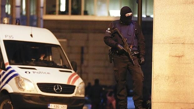Fuerzas de seguridad belgas anoche durante una operación en el barrio de Molenbeek