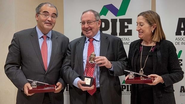 Ángel Ron, presidente de Banco Popular, José Luis Bonet, de Freixenet, y Ana Pastor, ministra de Fomento, durante la entrega de los premios