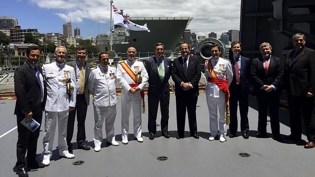 El presidente de Navantia, José Manuel Revuelta (quinto por la izquierda), junto a autoriades militares y diplomáticas de España, el pasado viernes en Sidney, en el estreno oficial del portaaeronaves «HMAS Adelaide» construida por la empresa española.