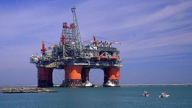 El petróleo roza niveles de verano de 2004