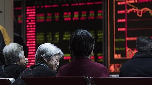 Las Bolsas chinas vuelven a bajar perjudicadas por la caída del comercio exterior