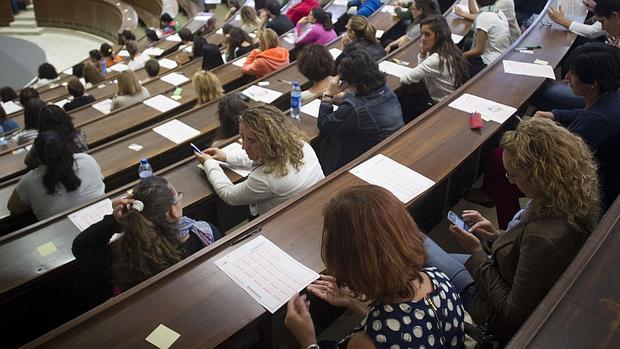 Opositores durante un examen