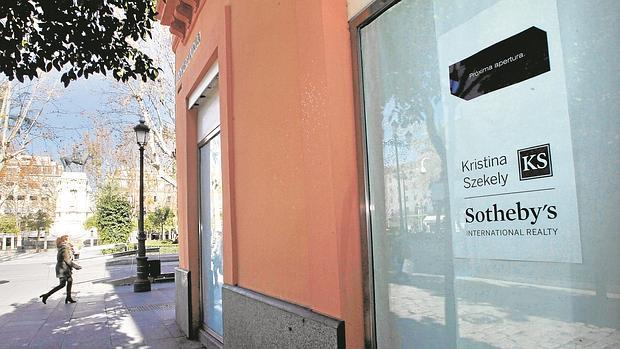 La agencia se ha instalado en un céntrico local de la Plaza Nueva