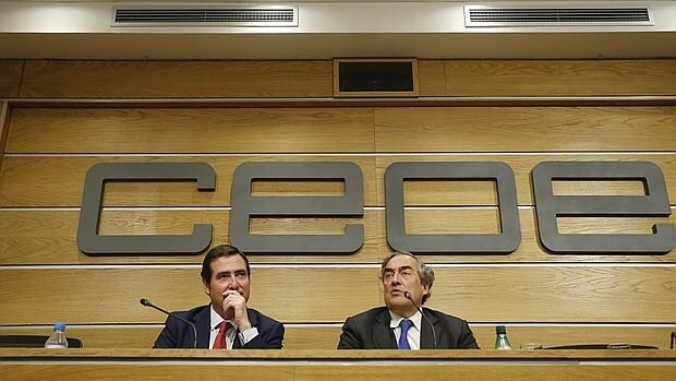 El presidente de la CEOE, Juan Rosell (i), y el de Cepyme, Antonio Garamendi