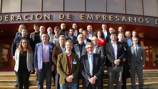 Carlos Frías (CLC) y Jonas Hedberg (UE) junto a los miembros del consorcio