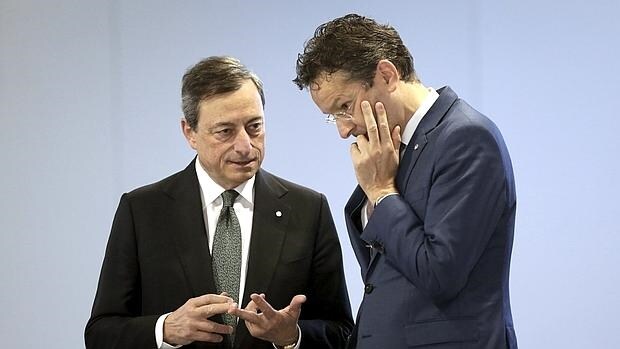 Mario Draghi (izda), presidente del BCE, conversa con el presidente del Eurogrupo, Jeroen Dijsselbloem (dcha)