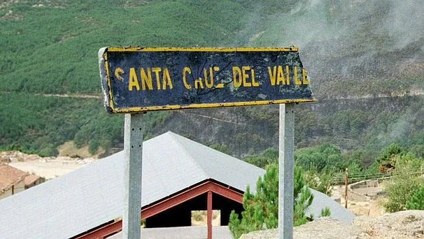 Letrero de Santa Cruz del Valle, el pueblo más endeudado, tras un incendio en una imagen de archivo