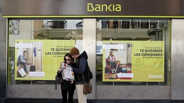 Para reclamar el dinero a Bankia basta con presentar una solicitud en una oficina de la entidad