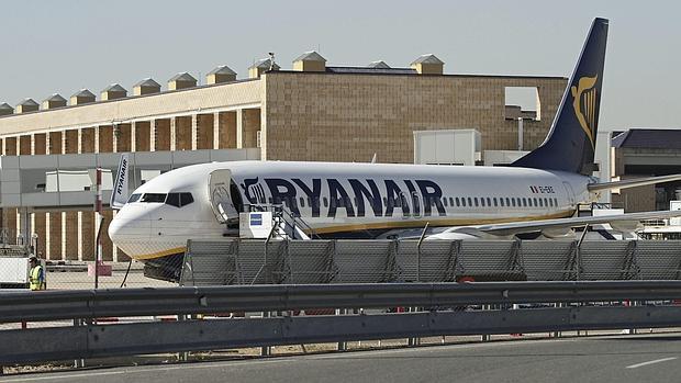 Un avión de la compañía Ryanair, en el aeropuerto de Sevilla