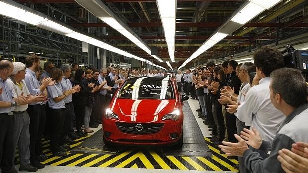 Imagen de la fábrica de General Motors España en Figueruelas , el día en que fabricó su coche 12 millones (Zaragoza)