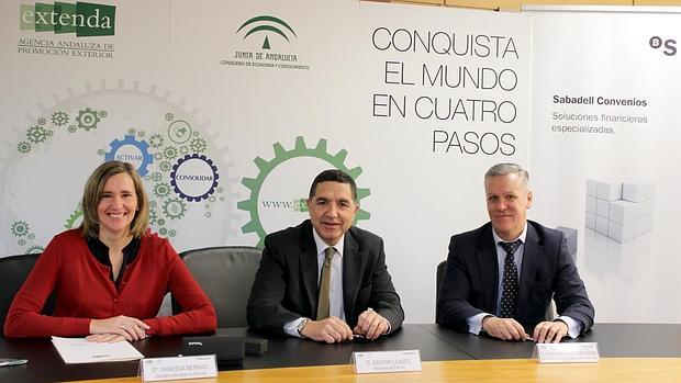 Firma del acuerdo entre Extenda y Banco de Sabadell