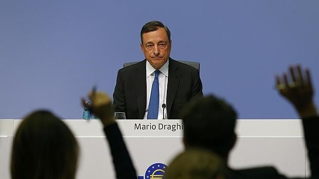 Draghi discute aprobar más estímulos para esquivar la deflación