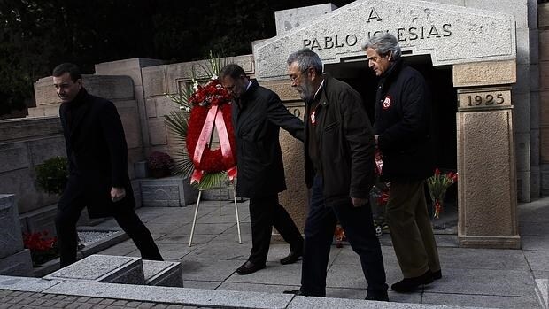 Cándido Méndez, en una de sus visitas a l panteón del fundador del sindicato y del PSOE