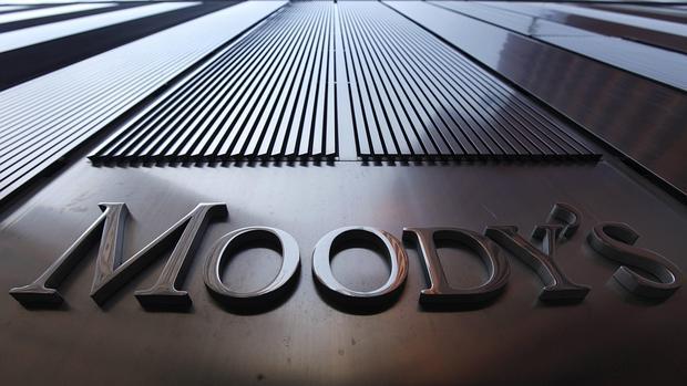 Moody's pone en revisión negativa la deuda de Cataluña