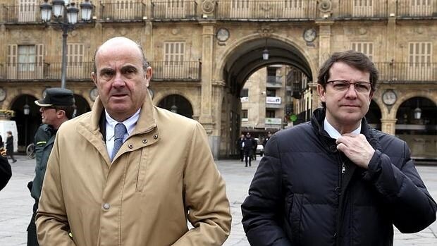 El ministro de Economía , Luis de Guindos (i), y el alcalde de Salamanca, Alfonso Fernández Mañueco (d)